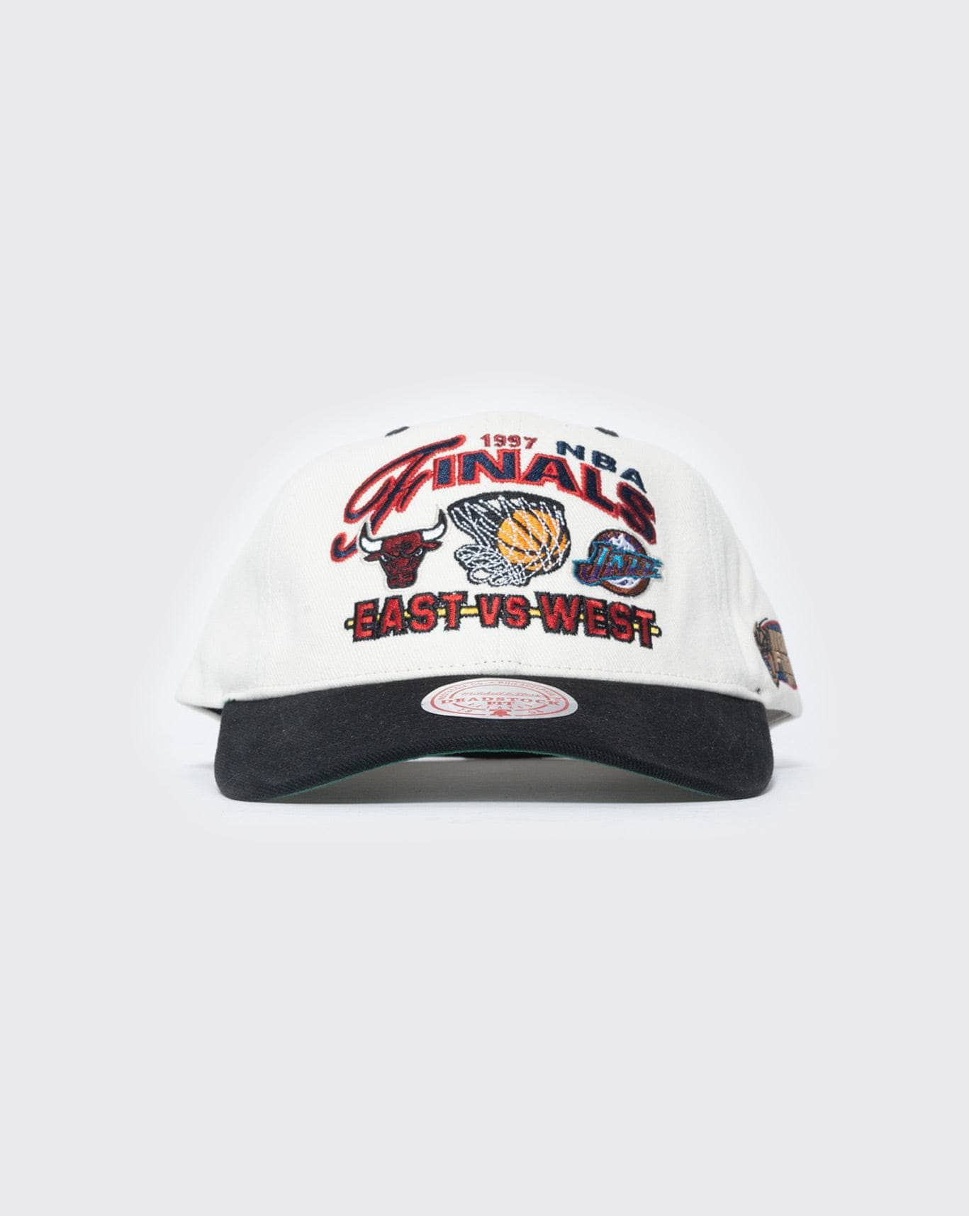 off white/black mitchell and ness jazz versus Deadstock Cap mitchell and ness cap