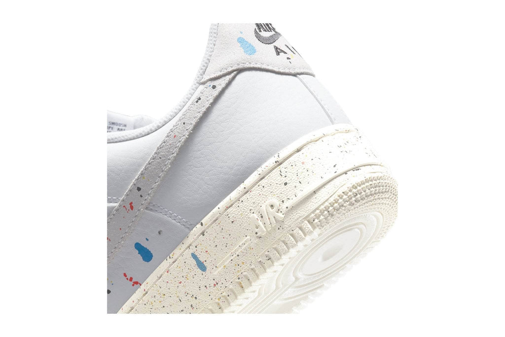 Nike Sportswear NIKE AIR FORCE 1 LV8 - Trainers - white/sail